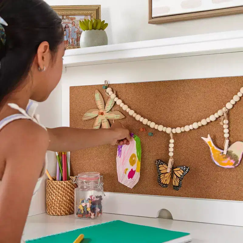 Scrivania per bambini con pensile e sedia - Bianco: Scrivania in legno per bambini con ripiani e cassetti, tavolo da studio e sedia per bambine