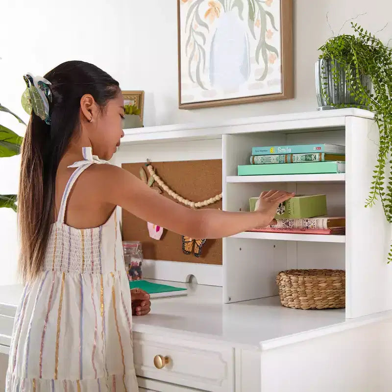 Scrivania per bambini con pensile e sedia - Bianco: Scrivania in legno per bambini con ripiani e cassetti, tavolo da studio e sedia per bambine