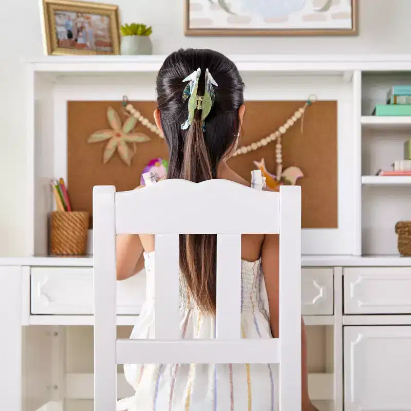 Scrivania per bambini con pensile e sedia - Bianco: Scrivania in legno per bambini con ripiani e cassetti, tavolo da studio e sedia per bambine
