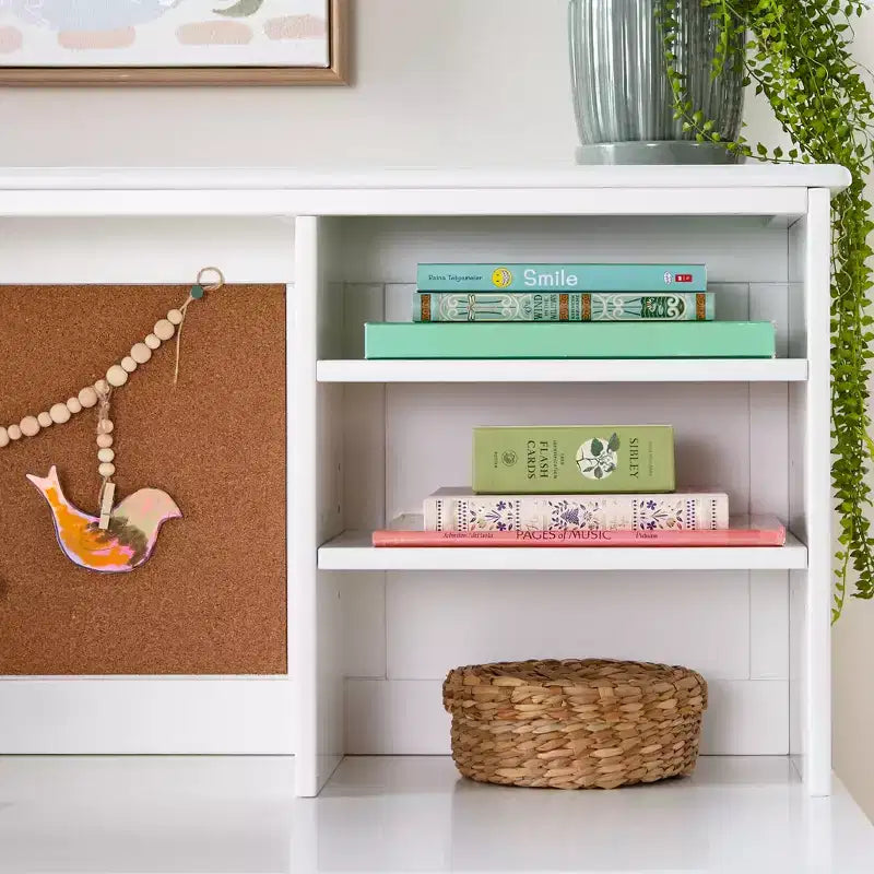 Scrivania per bambini con pensile e sedia - Bianco: Scrivania in legno per bambini con ripiani e cassetti, tavolo da studio e sedia per bambine